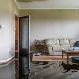 Kaj storiti, če poči cev ali začne puščati voda v stanovanju Kaj storiti, če poči cev ali začne puščati voda v stanovanju