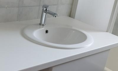 Montaža kopalniškega pulta z umivalnikom Montaža kopalniškega pulta z umivalnikom