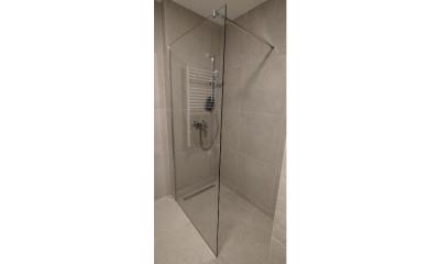 Montaža fiksne steklene tuš stene (Walk-in tuš)