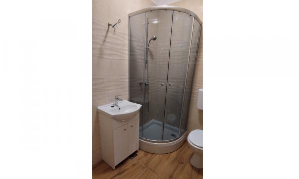 Montaža polkrožne tuš kabine, tuš armature in kopalniške omarice