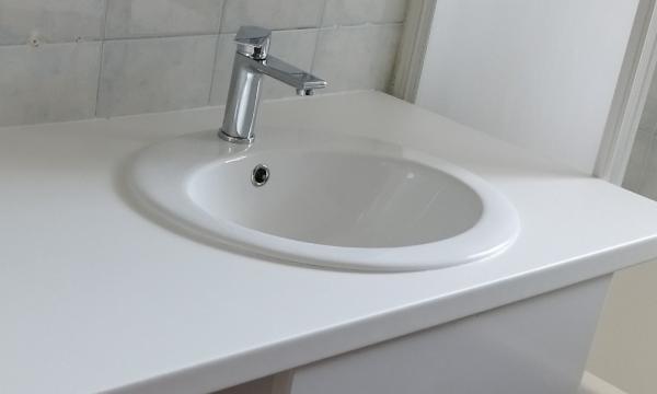 Montaža kopalniškega pulta z umivalnikom Montaža kopalniškega pulta z umivalnikom