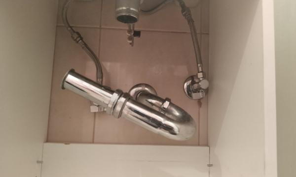 Menjava kotnih ventilov in čiščenje kopalniške armature