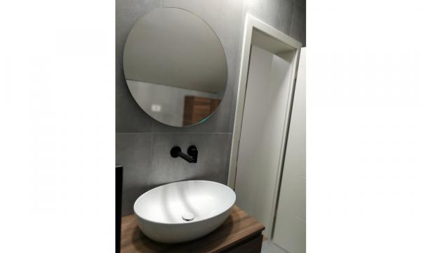 Kopalniška omarica z umivalnikom in ogledalom
