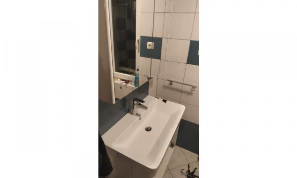 Montaža kopalniške omarice z umivalnikom in toaletne omarice z ogledalom Montaža kopalniške omarice z umivalnikom in toaletne omarice z ogledalom